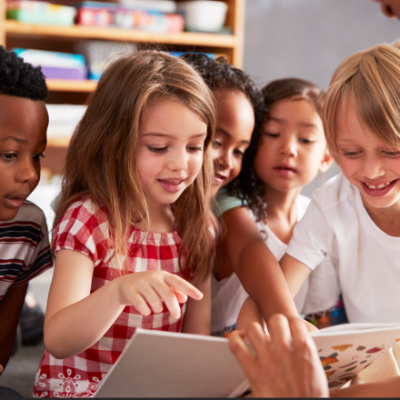 Enfants écoutent lecture