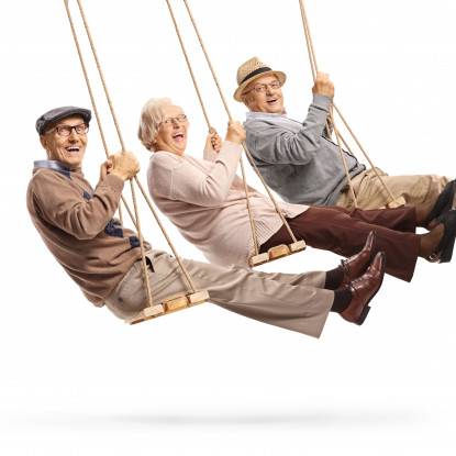 3 seniors sur des balançoires