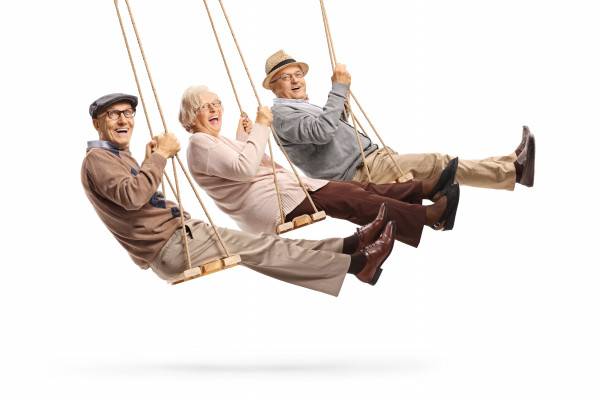3 seniors sur des balançoires