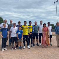 Photo de groupe avec la secrétaire adjointe du club de BMX, Julie Bourdonnay, l’équipe des sports de la ville d’Osny, le DGA de la CACP : Nicolas  Aury, le directeur des sports Guillaume Domy, le conseiller municipal délégué au sport, Foued Bouberka, l'adjointe au maire en charge du patrimoine Danièle Dubreil, la directrice de cabinet d'Osny et vice-présidente du département, Virginie Tinland.