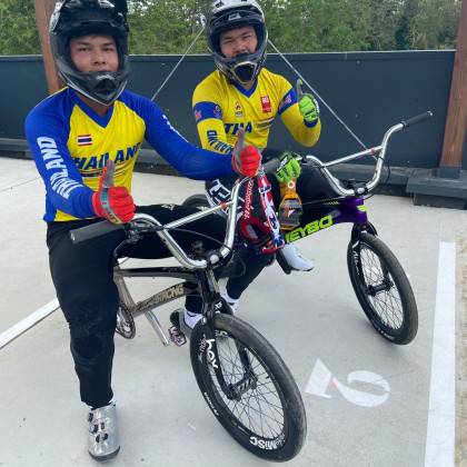 En jaune, le pilote thaïlandais, 24 ans  champion d’Asie et avec les manches bleues, son suppléant, âgé de 19 ans. 